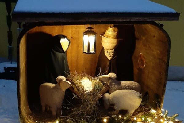 Weihnachtskrippe vor dem Tor vom Hof zu Priel mit Maria, Josef, Jesukind und Tieren