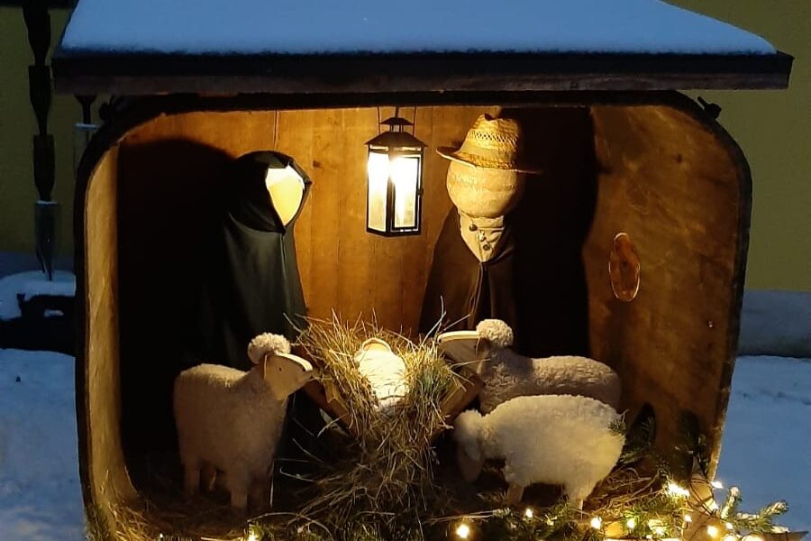 Weihnachtskrippe vor dem Tor vom Hof zu Priel mit Maria, Josef, Jesukind und Tieren