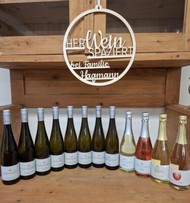 Jahrgangspaket 2025 - Tisch mit 12 Flaschen Wein, Frizzante und Cider vom Jahrgang 2025