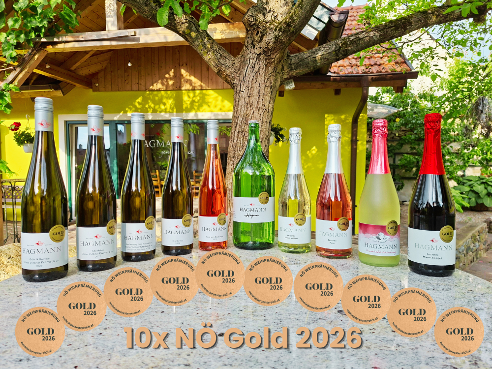 10x NÖ Gold 2026_kl 10x Niederösterreich Gold 2026, 10 Flaschen Wein und Frizzante auf einem Fass im Winzerhof